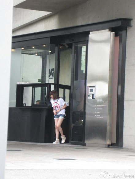 Park Bom Spotted in Front of YG Entertainment Building | WeLoveBom